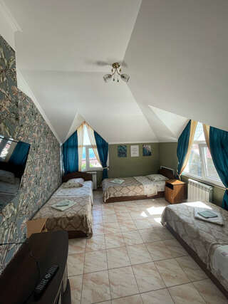 Гостевой дом Горный Воздух Ялта Стандартный трехместный номер-1